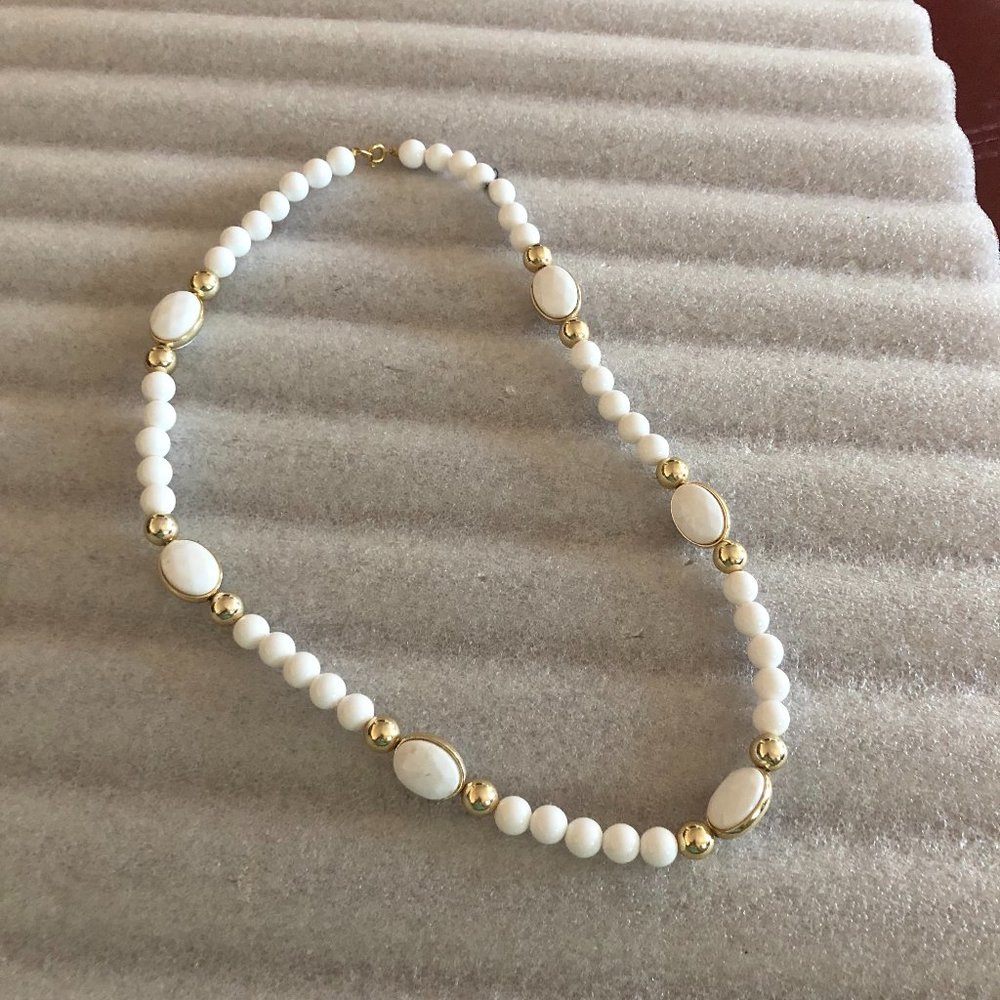 Vintage White & Gold Tone Beaded Necklace